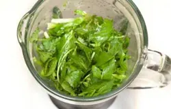 Тщательно промойте листики мяты и выложите их на кухонное полотенце для полного высыхания. Теперь измельчите ножом.
