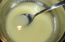 Вылейте сок в миску и добавьте по своему вкусу сахар. В летний период времени желательно употреблять напитки без сахара, так как они лучше утоляют жажду.