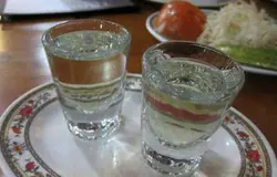 Из банки с перцовкой жидкость вылить через лейку в другую банку. Для фильтрации понадобится около получаса времени. Если она останется мутной, повторить процесс. В отфильтрованную жидкость возвращаем стручки перца. Плотно закрыть банку крышкой. Ставим банку с перцовкой в темное место на пару недель. Готовую настойку разлить в стеклянные бутылки и закрыть пробками.