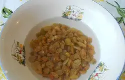 Промойте изюм и залейте горячей водой на несколько минут.