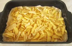 На тесто сверху уложить измельченный картофель, посолить.