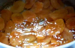 Курагу промойте и залейте водой на 20 минут. По истечении времени проварите курагу на маленьком огне 10 минут. Как только курага станет мягкой, снимайте ее с огня.