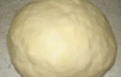 Сначала займемся тестом. Ложкой в глубокой миске смешать яйца, соль, сахар, минеральную воду, растительное масло. Добавить муку, просеянную через сито, и замесить тесто. Тесто должно получиться такое, как на пельмени. Завернем тесто в пищевую пленку и поставим в холодильник на 20 минут.