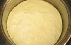 Наливаем в миску теплое молоко. Растворяем в нем дрожжи. Отставим на некоторое время, чтобы дрожжи заиграли. Возьмем сливочное масло. Растопим его. Возьмем еще одну миску, в которой взбиваем яйцо с сахаром. Добавляем соль, ваниль. Затем вливаем растительное и растопленное сливочное масло. Перемешиваем. Муку просеем. В дрожжевую смесь добавляем стакан муки, размешаем. Вливаем смесь из яиц, перемешаем. Замесим эластичное тесто, оставим его на 1 час в тепле.