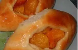 Готовые пирожки вынимаем из духовки, даем остыть. Затем каждый пирожок смазываем сиропом.