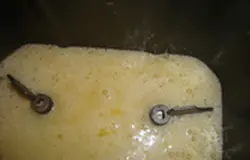 Для начала нужно растереть яйца с сахаром, добавить соль, и туда же ванилин, перельем все в контейнер для хлебопечки.