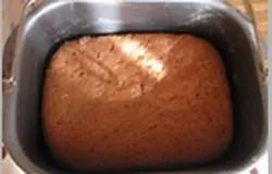 За час до готовности не забудьте смазать верх хлеба оставшимся яичным желтком. Это предаст красивый цвет хлебу. А пока печь готовит, Вы можете спокойно заниматься своими делами. Чем хороша и удобна хлебопечь, так это тем, что нам не нужно каждые 5-10 минут подбегать и смотреть, чтобы хлеб не пригорел. Когда время подошло и хлеб готов, дайте ему остыть и подавайте к столу.