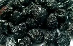 Купите чернослив. Желательно целый и свежий, и не сильно пересушенный. Помойте его тщательно. Косточка легко удаляется, ели он свежий, если же сильно сухой, тогда чуть замочите чернослив, а только потом вынимайте косточку.