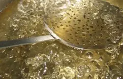 Закипятите на огне воду для компота в кастрюле. После киньте необходимое количество сахара и размешайте. Приготовьте сахарный сироп. Если вы варите только клюквенный компот, тогда сахара берите больше, чтобы перебить кислоту ягоды.