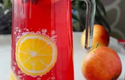 Процедите готовый компот через мелкое ситечко (марлю). Подайте на стол. 