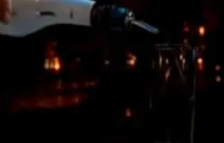 Можно также предварительно засыпать в стакан или бокал лед, а можно обойтись и без него. Налейте далее необходимое количество ликера Малибу. Не перемешивайте компоненты (важно!), коктейль должен получиться разноцветным. Некоторые рецепты этого коктейля содержат в себе такие компоненты как кориандр, лемонграсс, перец чили.