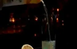 После этого заключительным этапом в приготовлении этого освежающего напитка будет добавление сока апельсина. Можно капнуть пару капель клюквенного сока. Однако вы можете выбрать любой сок на ваш вкус, это сильно не повредит коктейлю. Подойдет любой сок: ананасовый, папайя, яблочный, лайма и даже клюквенный морс.