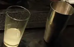 Потом возьмите вымытый и обсушенный лайм и разрежьте его на две половинки. Ровно половину используйте для того, чтобы получить свежий сок. Но, это еще не все. Теперь добавьте к выжатому соку лайма сахара. Перемешайте, дайте постоять несколько минут. Затем вылейте в шейкер.