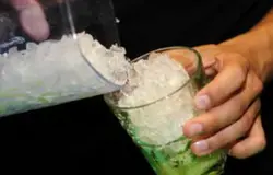 Далее добавляем к этой смеси кусочки колотого льда. Закрывает шейкер, и хорошенько встряхиваем. Дома это все легко сделать с помощью блендера (миксера).