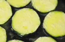 Обжарьте кабачки партиями на растительном масле, в предварительно разогретой сковороде. Сложите полуготовые кабачки в миску.