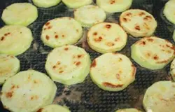 В мисочку насыпьте муки. Поставьте на огонь сотейник (сковороду) разогреваться. Налейте масла (оливкового, растительного, подсолнечного). Порезанные кабачки по очереди обмакните в муку с обеих сторон. Обжаривайте небольшими сериями, пока колечки кабачка не зарумянятся. Сложите в емкость обжаренные кабачки.