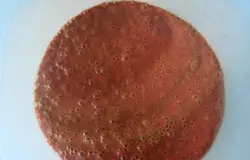 Затем приготовьте мясорубку и миску глубокую среднего размера. Потом пропустите куриную печень через мясорубку.