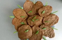 Готовые котлеты из куриной печени подавайте со сметаной и зеленью.