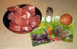 В данном случае берем свинину, которую нужно прокрутить через мясорубку два раза. Можно также воспользоваться измельчителем, однако, не стоит сильно измельчать мясо, чтобы оно не дало сок и не получилась каша.