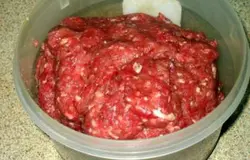 Далее нужно добавить в фарш черный перец, красный молотый перец и чабрец. Все тщательно перемешать до получения однородной массы. Мешать нужно много, скорее вымешивать мясо. В этом случае получатся очень вкусные котлеты, которые будут просто таять во рту. Если фарш получается плотным и сухим, то следует добавить кипяченой воды.