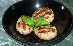 Получаются очень вкусные, сочные и сытные котлетки, которые могут стать прекрасной альтернативой немного поднадоевшим шашлыкам. Получаются очень вкусные котлеты, которые можно смело брать на заметку. Готовятся котлеты очень быстро, особых затрат не требует данный рецепт, зато получается очень вкусное блюдо.
