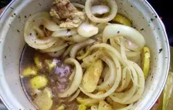 Для маринада лучше брать готовые специи. Если вы хотите приготовить рыбу целиком, то порежьте лук кольцами и засуньте внутрь рыбы. Также посолите и посыпьте специями снаружи и внутри. В маринад также можно добавить лимон.
