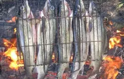 Целая рыба с одной стороны готовится 15-20 минут, а порезанная на куски – 10 минут.