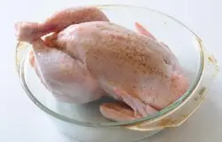 Сначала вымойте курицу. Выложите тушку на полотенце или салфетку, чтобы она обсохла слегка.