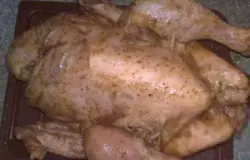 Затем натрите куриную тушку перцем черным и солью как внутри, так и снаружи. Оставьте курицу на двадцать минут, пусть пропитается. Можете использовать специи для курицы-гриль (майоран, мускатный орех, чеснок, тимьян).