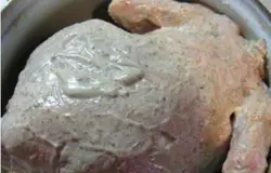 Подготовленную куриную тушку намажьте обильно соусом. Потом положите на тарелку и отправьте в холодильник еще на полчаса (мариноваться).