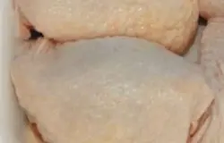 Возьмите куриные бедрышки или любые другие части курицы. Помойте и обсушите их. Положите бедрышки на салфетку или полотенце (бумажное).