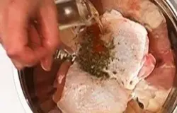 Затем приготовьте отдельную емкость (кастрюлю, миску). Положите туда бедра куриные или кусочки курицы, если вы брали целую тушку. Затем посыпьте травами, специями, солью, красным перцем (чили). Потом полейте их маслом растительным.