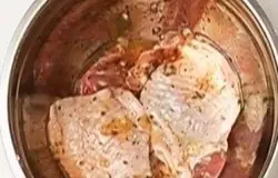 Далее перемешайте все это. Оставьте так мариноваться куриные бедрышки на полчаса, Не забывайте периодически поворачивать кусочки (бедра, ножки) разными сторонами в соусе.
