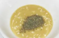 Далее нужно приготовить маринад для курицы. Возьмите миску и соедините в ней вино белое, горчицу, добавьте соль, тимьян и давленый чеснок. Перемешайте.
