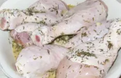Залейте ножки (бедрышки, порционные куриные кусочки) маринадом. Хорошо перемешайте и отправьте в холодильник настаиваться на два-три часа (если есть время, то и на больше). Периодически переворачивайте курицу в маринаде, чтобы она вся промариновалась.