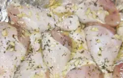 Противень застелите фольгой. Достаньте куриные ножки либо кусочки из маринада и выложите на фольгу.