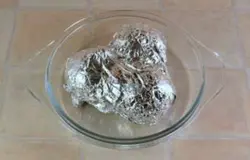 Для данного блюда лучше всего подходит свекла приплюснутой формы, которая отличается особой сладостью. Наиболее полезным способом термообработки свеклы считается запекание. Можно традиционно отварить корнеплод, но в этом случае получается менее полезный продукт. Итак, плотно заворачиваем свеклу в фольгу и ставим в духовку запекаться на 1-1,5 часа.
