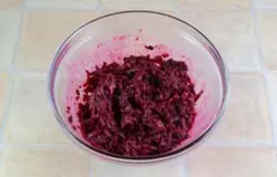 Выложить в глубокую миску тертую свеклу, орехи, чернослив и сметану. Соль нужно добавить по вкусу, желательно не перекладывать, так как чернослив даст кислинку и все в целом будет отлично сочетаться. Все тщательно перемешать.