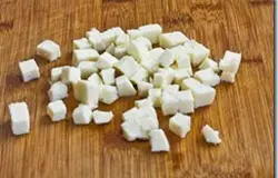 Брынзу вытащите с упаковки. Порежьте сыр кусочками средней величины.