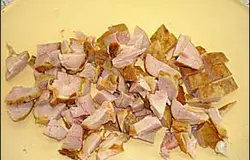 Возьмите куриную копченую грудку. Отделите мясо от костей. Затем порежьте небольшими брусочками.