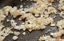 Возите и почистите луковицу. Помойте и нарежьте мелкими кубиками. Затем также обжарьте лук на сковороде.
