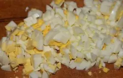 Готовые (сваренные вкрутую) яйца почистите, и затем измельчите ножом.