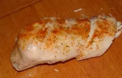 Мясо курицы хорошо помойте. Натрите затем карри куриные грудки. Разогрейте сковороду. Налейте немного растительного масла. Обжарьте филе до золотистой корочки. Остудите. Потом порежьте на мелкие кусочки.