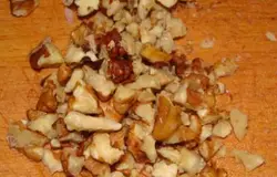 Грецкие орехи либо жареный миндаль порубите ножом на мелкие кусочки.