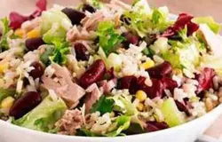 Соедините тунец, мягкую красную фасоль, кукурузу, листочки салата, порезанный сельдерей с тем, что есть уже в салатнице: лук и заправка. Снова все хорошо перемешайте. Украсить сверху можно яйцами, порезанными на маленькие дольки. 