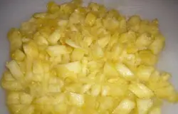 Откройте банку с ананасами. Откиньте кусочки ананаса на сито, пусть вся жидкость стечет. Выложите кусочки ананаса на тарелку.