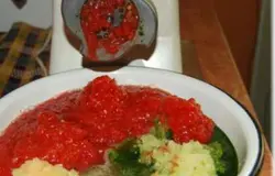 Пропустить через мясорубку помидоры, болгарский перец, чеснок и кинзу. Должна получиться сочная овощная масса. Кинзу при этом нужно прокрутить вместе с корнями. Если у вас мясорубка плохая, то от приготовления соуса лучше отказаться. Так как получится много сока и немного силоса.
