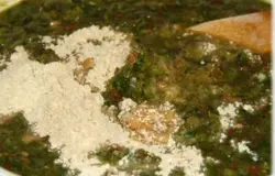 На сухой сковороде нужно обжарить две столовых ложки кукурузной муки, которая должна приобрести кремовый цвет.