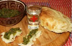 Далее нужно вмешать муку в соус и варить его до заметного загустения. Соус при этом должен немного изменить цвет. Готовый соус нужно сразу подавать на стол. Можно также его хранить в простерилизованных банках с прокипячёнными крышками. Готовый соус имеет просто невероятный аромат. Его можно подавать ко вторым блюдам или к первому с хрустящей лепешкой. Приятного аппетита!