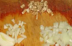 Для начала нужно измельчить репчатый лук, мелко порубить чеснок и натереть на терке корень имбиря. Анчоус также нужно мелко нарезать. Затем в плотный марлевый мешок нужно положить чеснок, лук, красный и черный перец, имбирь, кардамон, гвоздику и корицу.